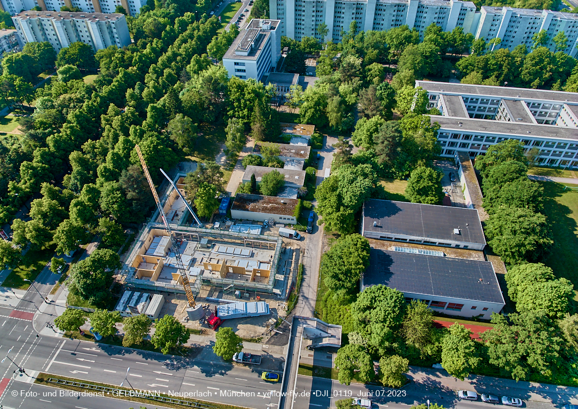 07.06.2023 - aktuelle Fotos von der »<strong><i>Baustelle zum Hort für Kinder</i></strong>« in Neuperlach in München